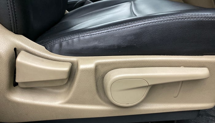 2015 Mahindra TUV300 T8, Diesel, Manual, 59,531 km, Driver Side Adjustment Panel