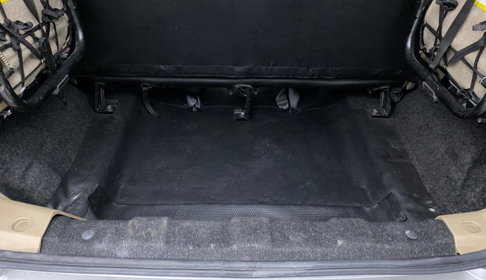 2015 Mahindra TUV300 T8, Diesel, Manual, 59,531 km, Boot Inside