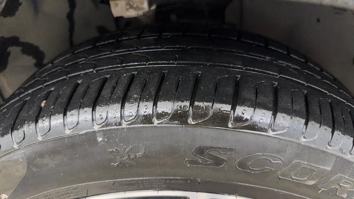 2022 Mercedes Benz GLC CLASS 200 Progressive, Petrol, Automatic, 17,116 km, Right Front Tyre Tread