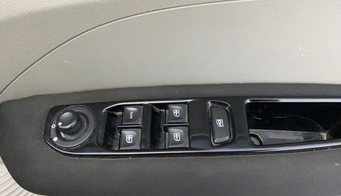 2019 Renault TRIBER RXZ, Petrol, Manual, 27,832 km, Driver Side Door Panels Control