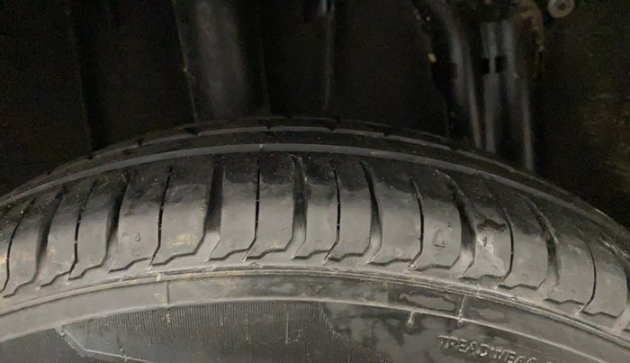 2019 Renault TRIBER RXZ, Petrol, Manual, 27,832 km, Right Rear Tyre Tread