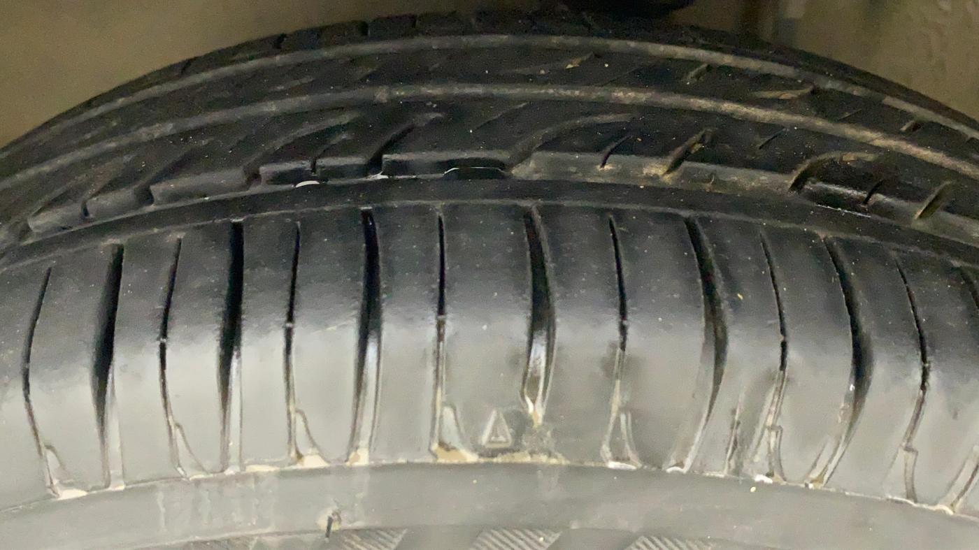 2014 Maruti Alto K10 LXI, Petrol, Manual, 98,650 km, Left Front Tyre Tread