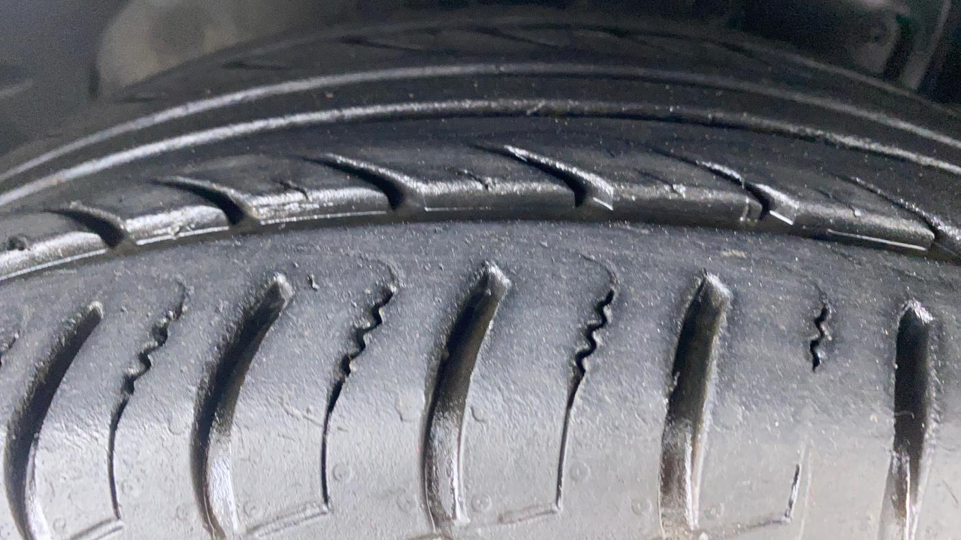 2015 Ford Ecosport 1.5 TITANIUM TI VCT AT, Petrol, Automatic, 88,710 km, Right Front Tyre Tread