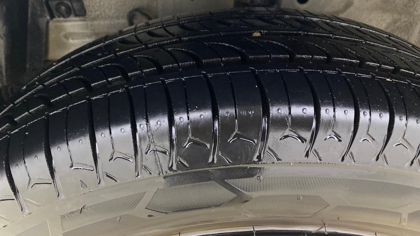 2013 Maruti Swift Dzire VXI, Petrol, Manual, 42,904 km, Left Front Tyre Tread