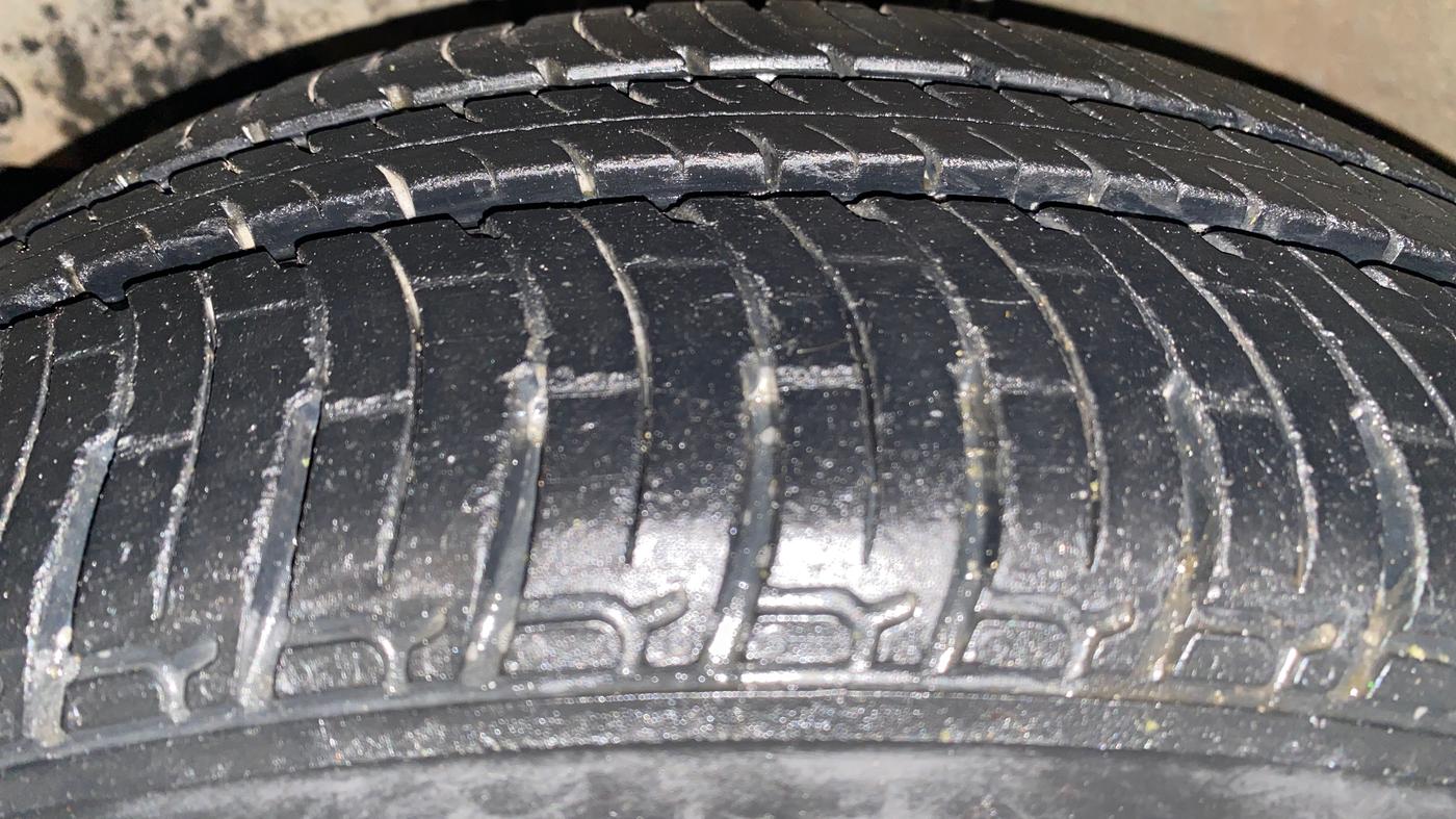 2015 Mahindra Kuv100 K8 6 STR, Petrol, Manual, 33,801 km, Left Front Tyre Tread