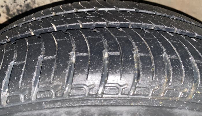 2015 Mahindra Kuv100 K8 6 STR, Petrol, Manual, 33,787 km, Left Front Tyre Tread