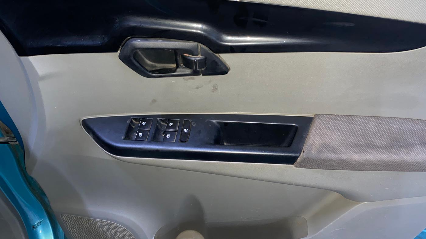2015 Mahindra Kuv100 K8 6 STR, Petrol, Manual, 33,801 km, Driver Side Door Panels Control