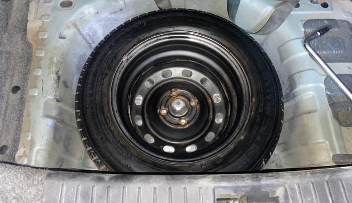 2015 Mahindra Kuv100 K8 6 STR, Petrol, Manual, 33,787 km, Spare Tyre