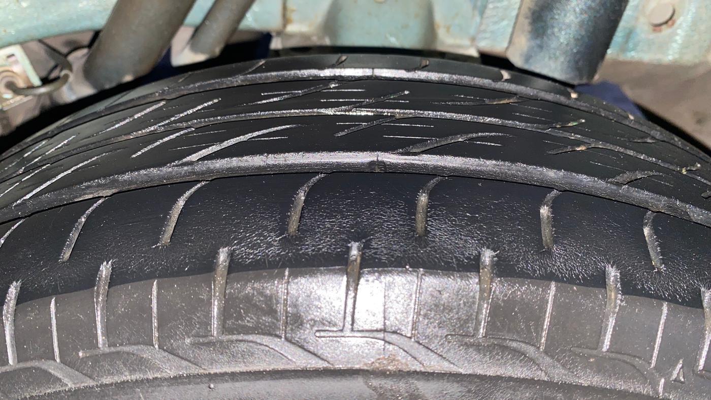 2015 Mahindra Kuv100 K8 6 STR, Petrol, Manual, 33,801 km, Left Rear Tyre Tread