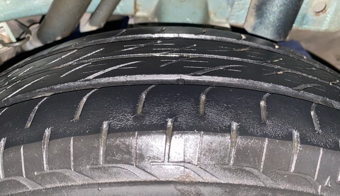 2015 Mahindra Kuv100 K8 6 STR, Petrol, Manual, 33,787 km, Left Rear Tyre Tread