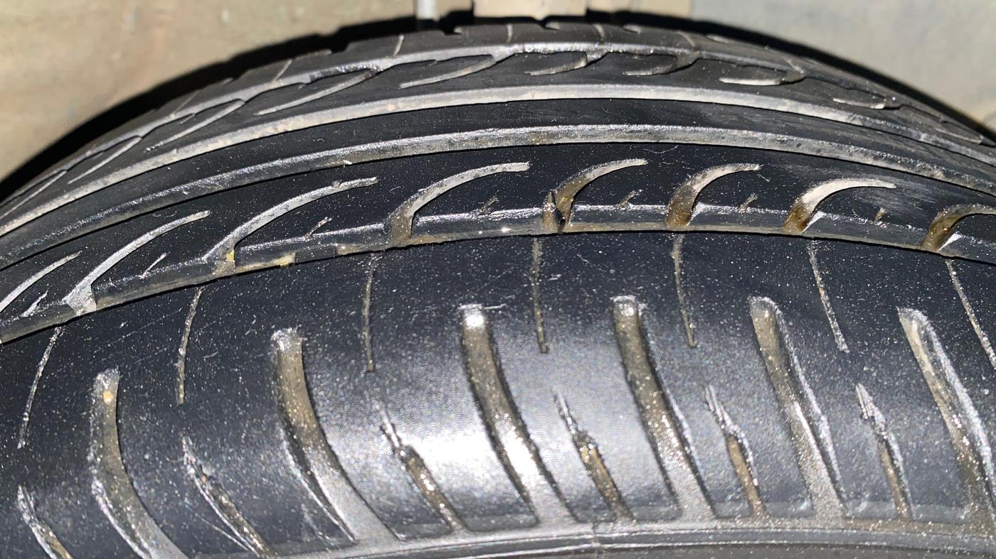 2015 Mahindra Kuv100 K8 6 STR, Petrol, Manual, 33,801 km, Right Front Tyre Tread