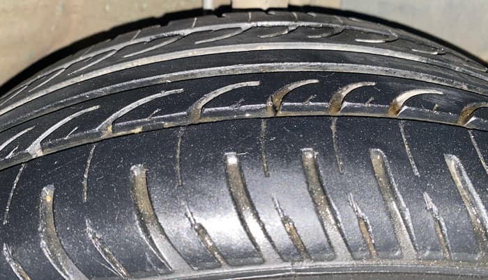 2015 Mahindra Kuv100 K8 6 STR, Petrol, Manual, 33,787 km, Right Front Tyre Tread