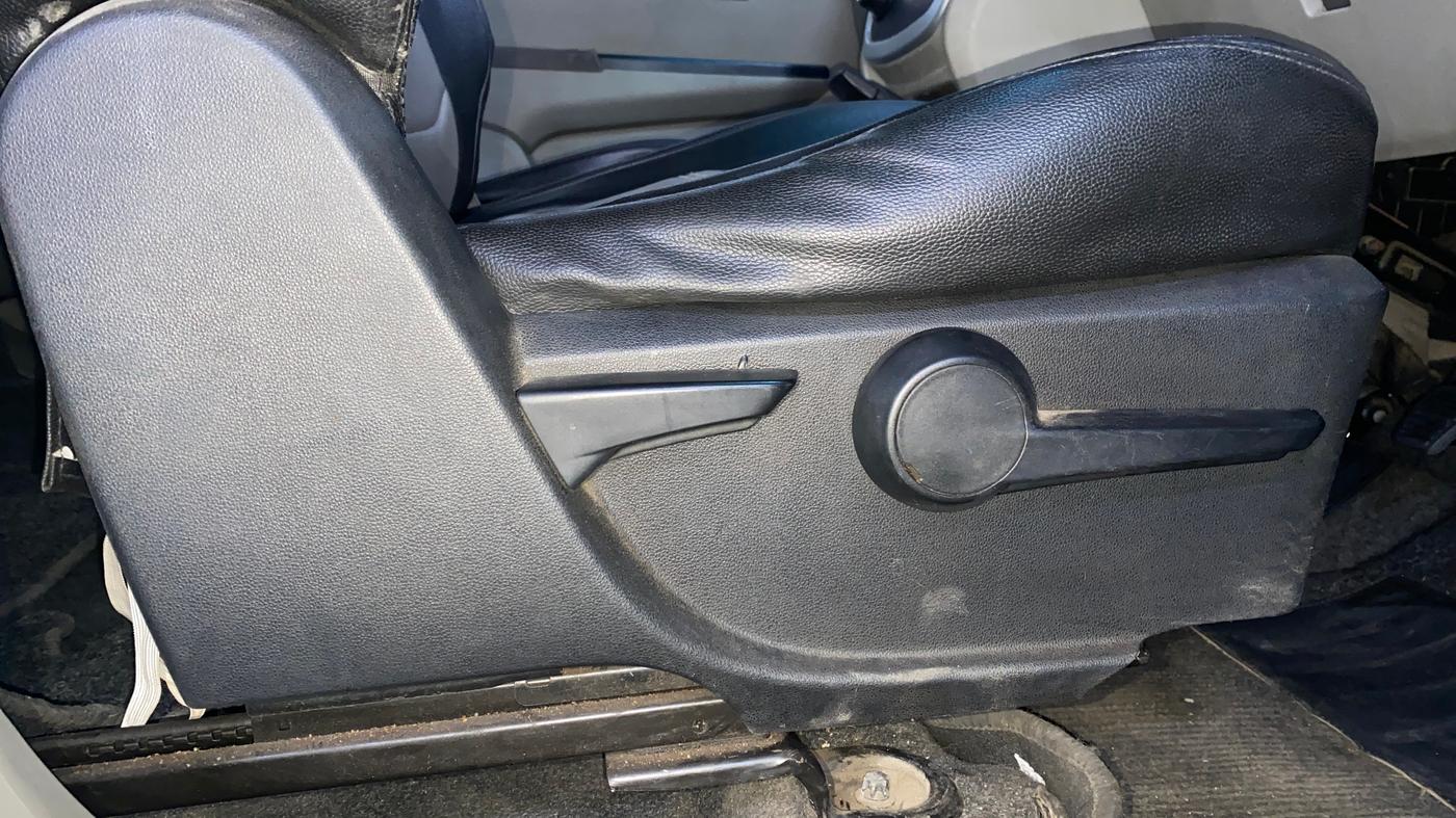 2015 Mahindra Kuv100 K8 6 STR, Petrol, Manual, 33,801 km, Driver Side Adjustment Panel