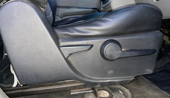 2015 Mahindra Kuv100 K8 6 STR, Petrol, Manual, 33,787 km, Driver Side Adjustment Panel