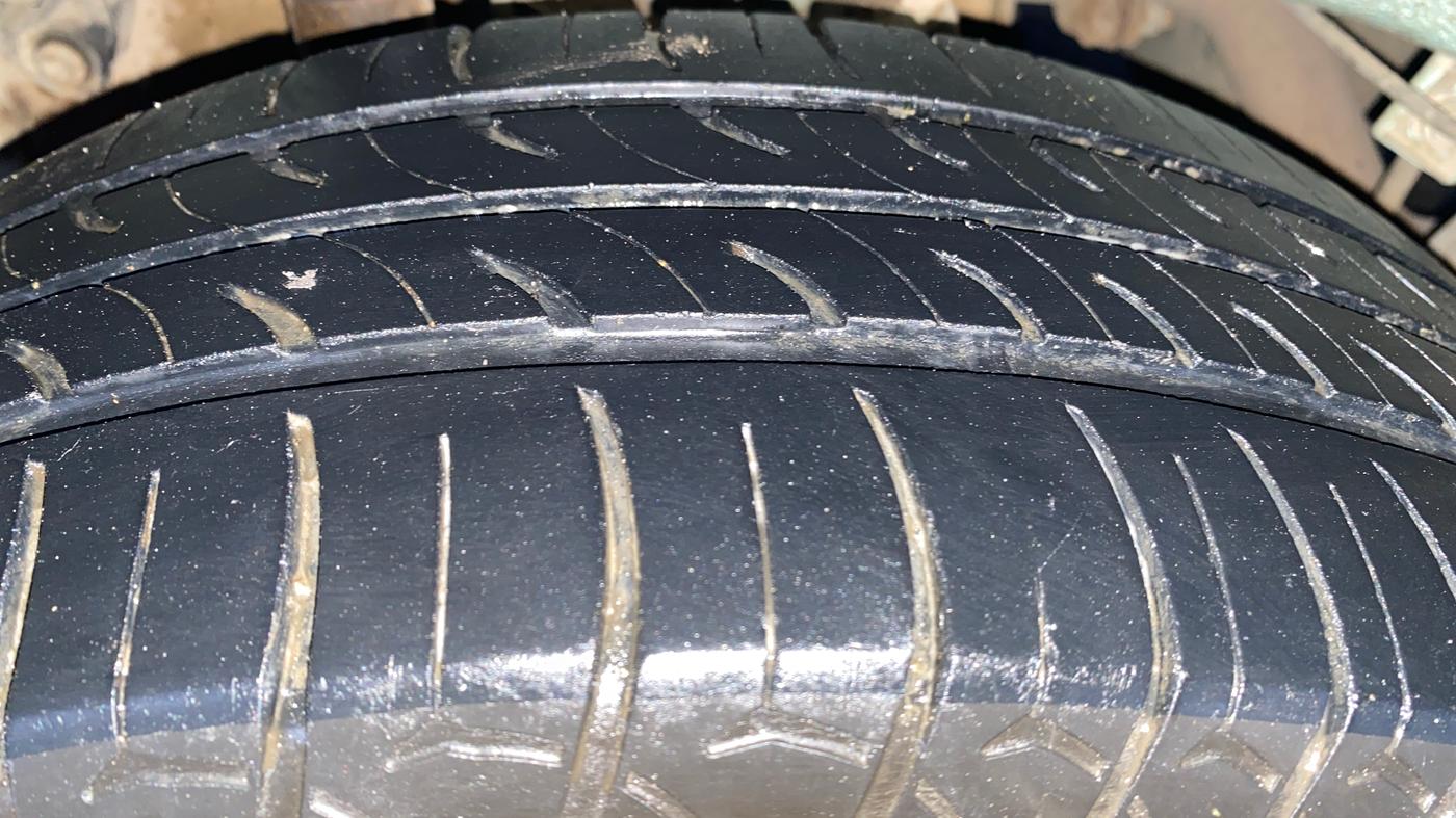 2015 Mahindra Kuv100 K8 6 STR, Petrol, Manual, 33,801 km, Right Rear Tyre Tread
