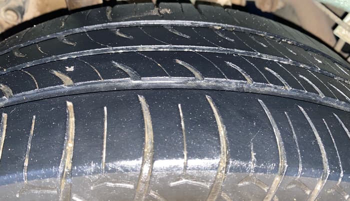 2015 Mahindra Kuv100 K8 6 STR, Petrol, Manual, 33,787 km, Right Rear Tyre Tread