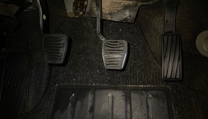 2015 Mahindra Kuv100 K8 6 STR, Petrol, Manual, 33,787 km, Pedals