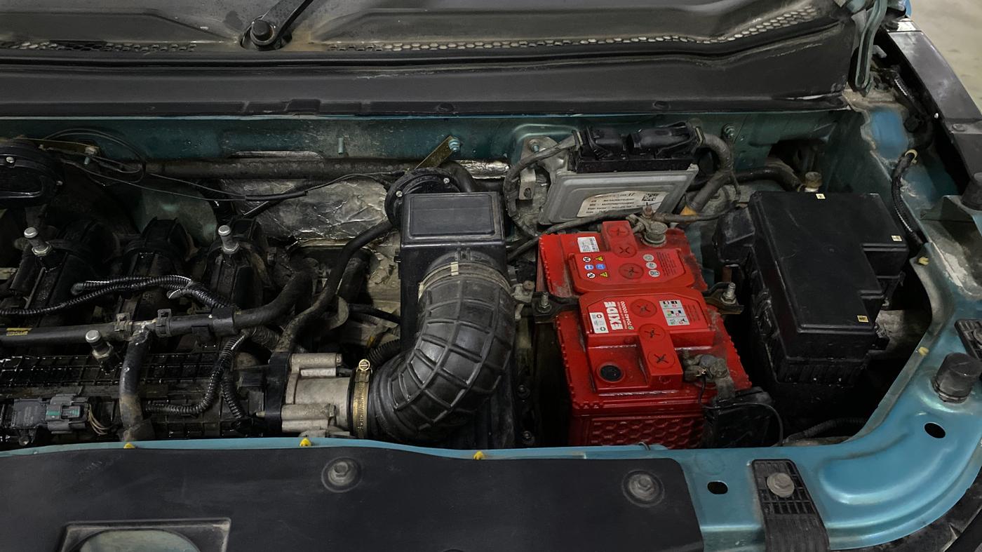 2015 Mahindra Kuv100 K8 6 STR, Petrol, Manual, 33,801 km, Engine View - Left