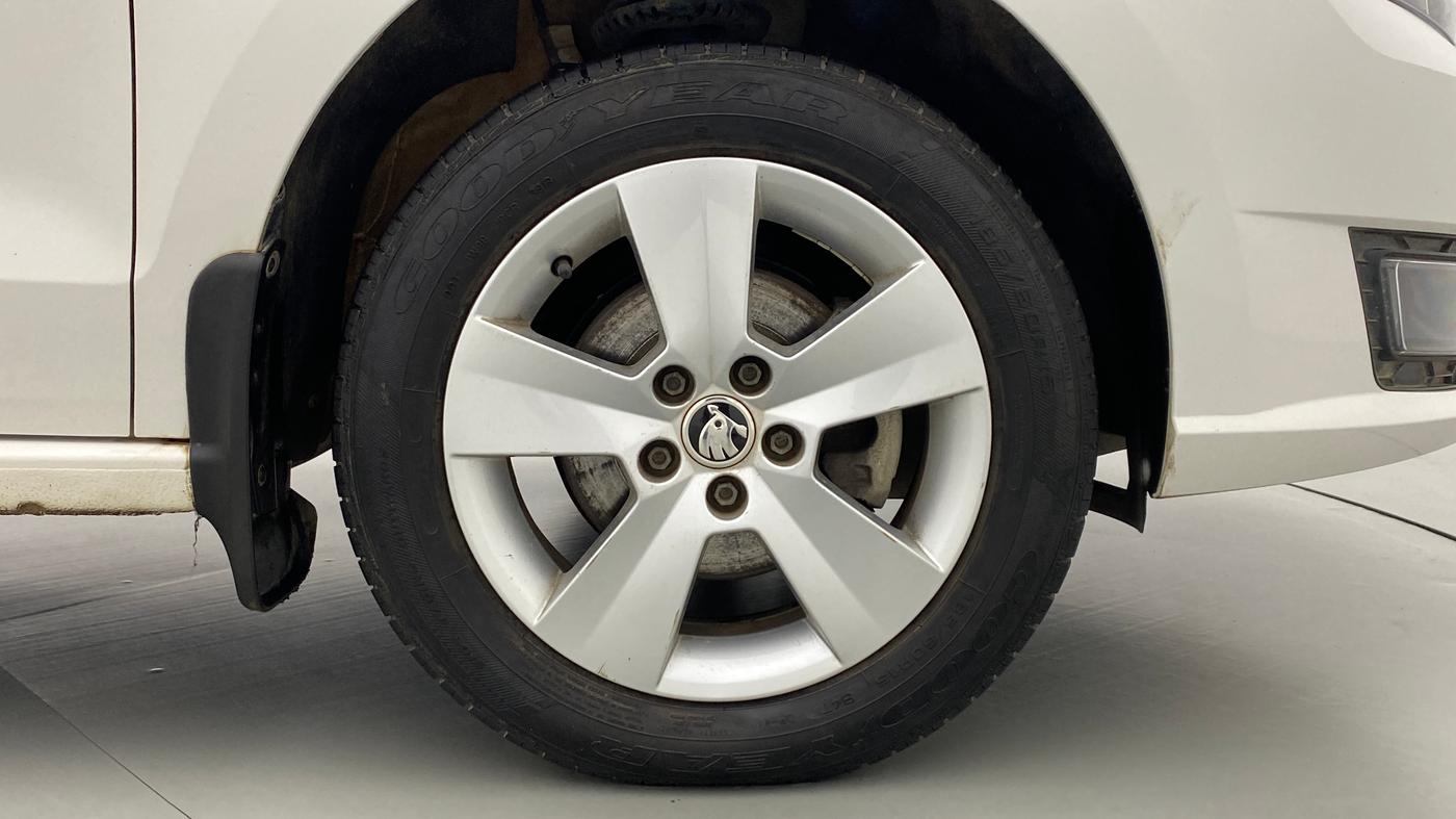2018 Skoda Rapid AMBITION 1.6 MPFI AT, Petrol, Automatic, 17,549 km, Right Front Wheel