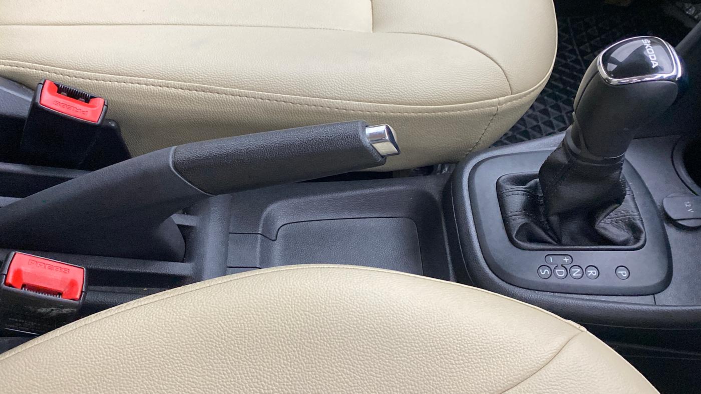 2018 Skoda Rapid AMBITION 1.6 MPFI AT, Petrol, Automatic, 17,549 km, Gear Lever