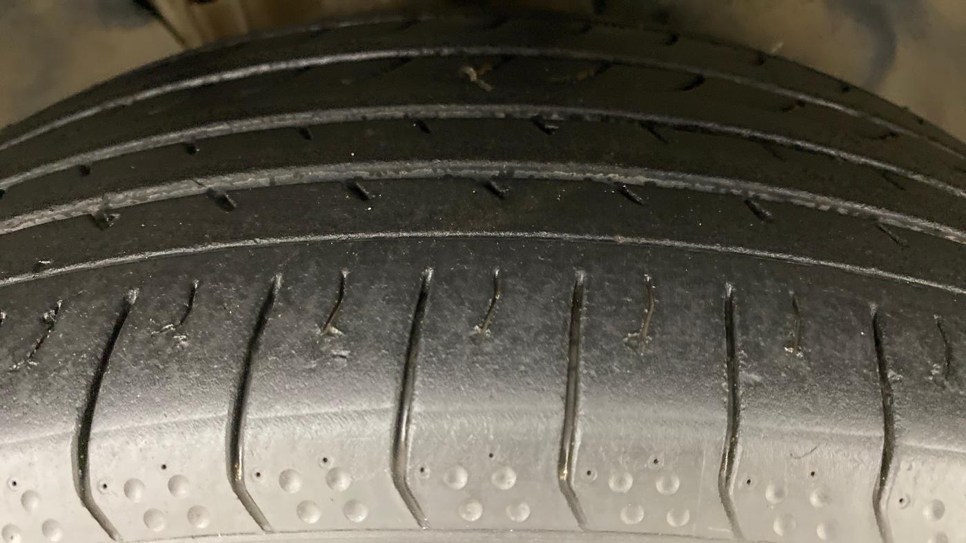 2017 Volkswagen TIGUAN COMFORTLINE AT, Diesel, Automatic, 85,261 km, Right Front Tyre Tread