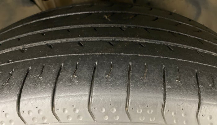 2017 Volkswagen TIGUAN COMFORTLINE AT, Diesel, Automatic, 85,261 km, Right Front Tyre Tread