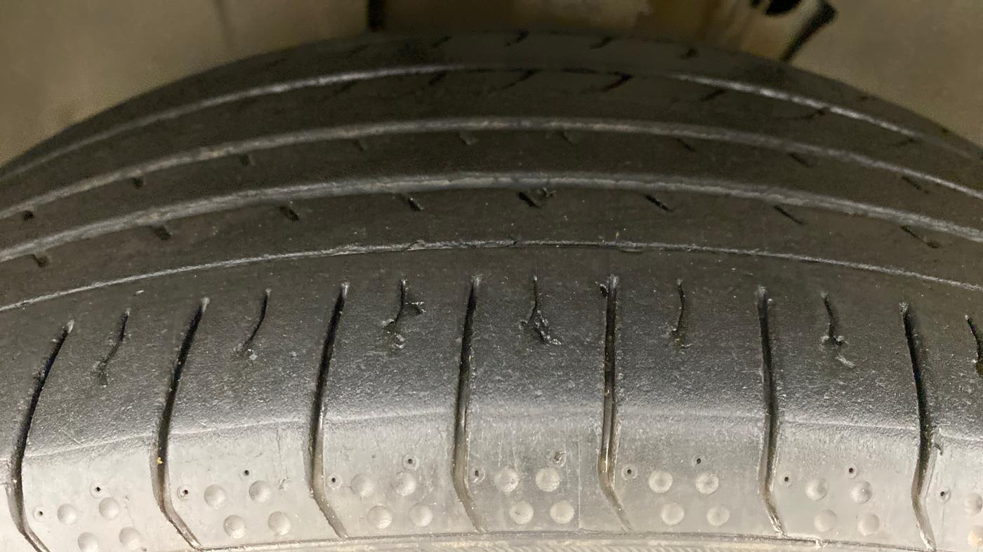 2017 Volkswagen TIGUAN COMFORTLINE AT, Diesel, Automatic, 85,261 km, Left Front Tyre Tread