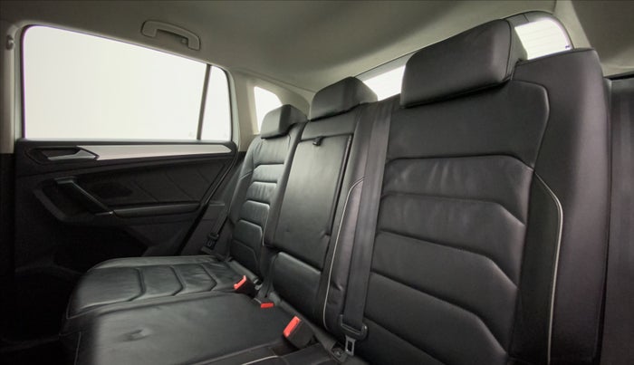 2017 Volkswagen TIGUAN COMFORTLINE AT, Diesel, Automatic, 85,261 km, Right Side Rear Door Cabin