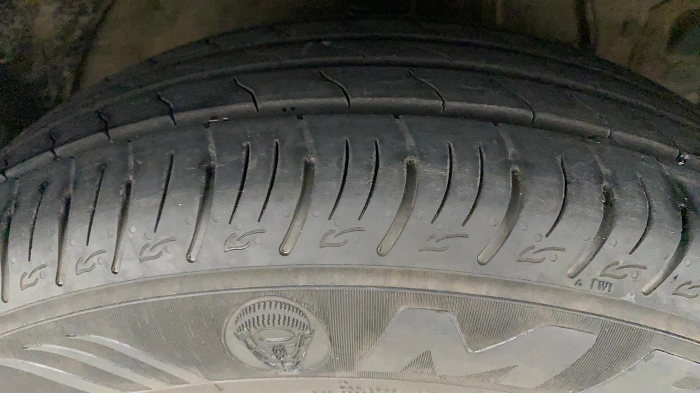 2022 Mahindra XUV300 W8 (O) 1.5 DIESEL, Diesel, Manual, 14,978 km, Right Front Tyre Tread