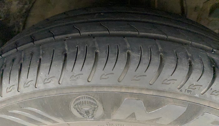 2022 Mahindra XUV300 W8 (O) 1.5 DIESEL, Diesel, Manual, 14,978 km, Right Front Tyre Tread