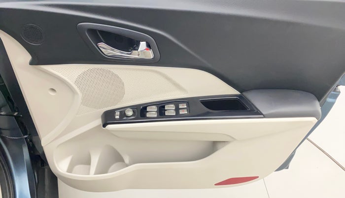 2022 Mahindra XUV300 W8 (O) 1.5 DIESEL, Diesel, Manual, 14,978 km, Driver Side Door Panels Control