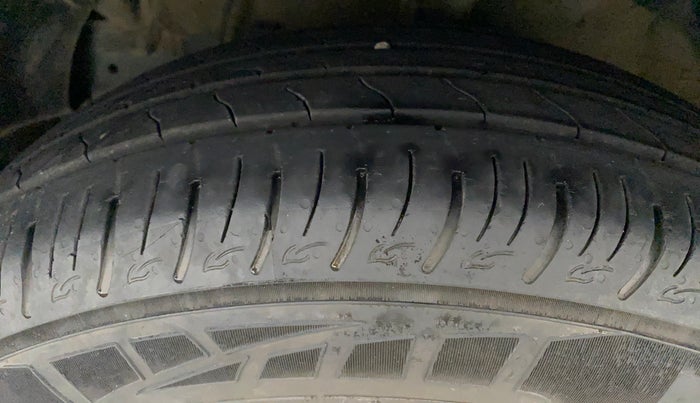 2022 Mahindra XUV300 W8 (O) 1.5 DIESEL, Diesel, Manual, 14,978 km, Left Front Tyre Tread