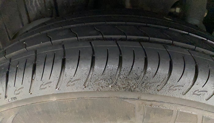 2022 Mahindra XUV300 W8 (O) 1.5 DIESEL, Diesel, Manual, 14,978 km, Right Rear Tyre Tread