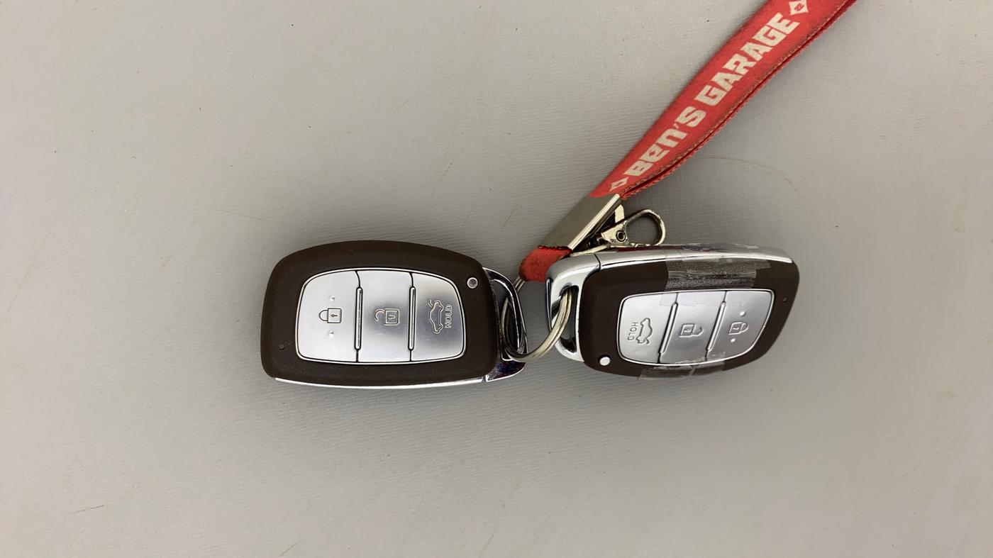 2021 Hyundai AURA SX PLUS 1.2 AMT, Petrol, Automatic, 33,045 km, Key Close Up