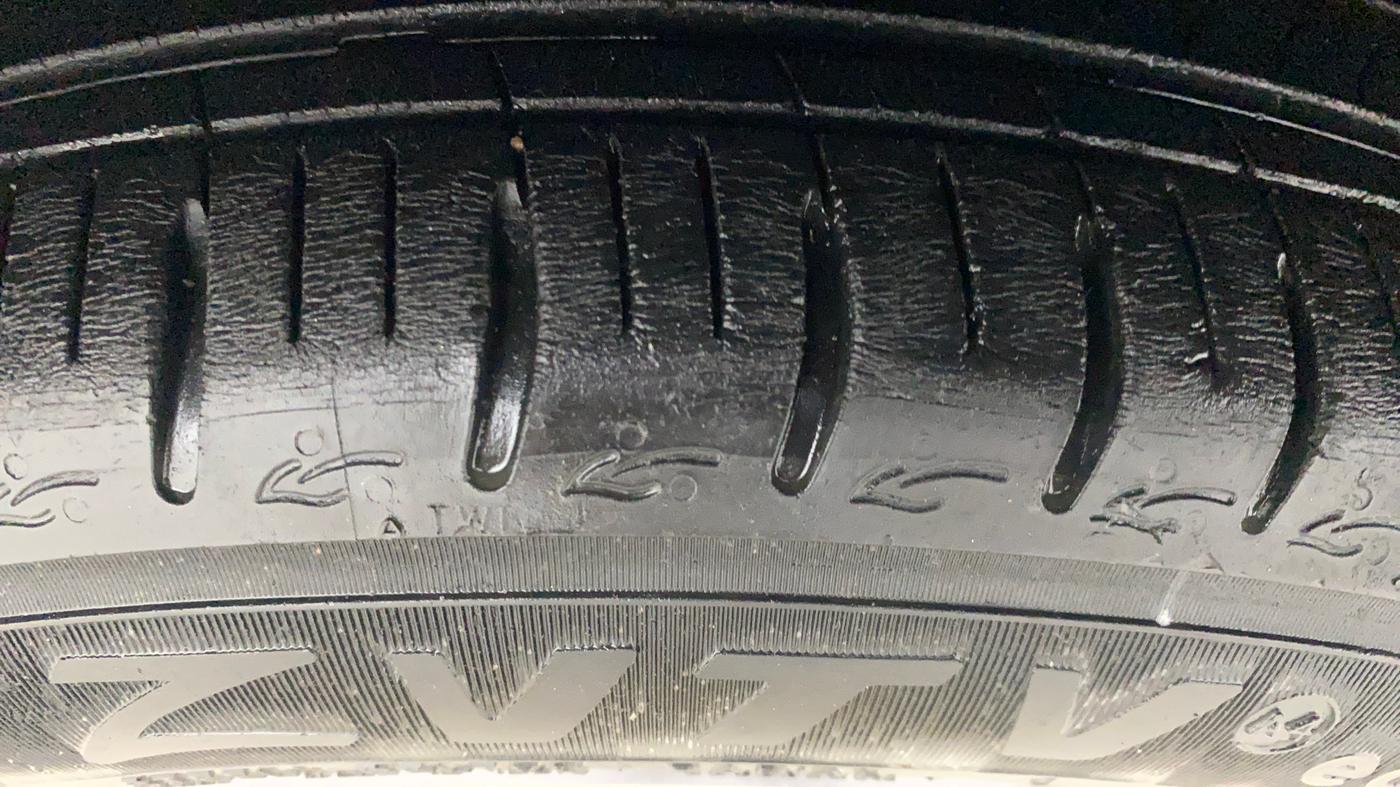 2021 Hyundai AURA SX PLUS 1.2 AMT, Petrol, Automatic, 33,045 km, Right Front Tyre Tread