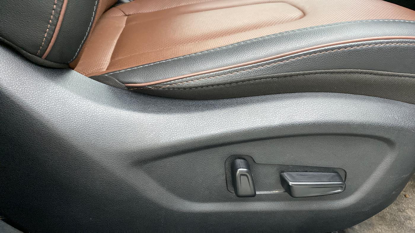 2021 Hyundai ALCAZAR 2.0 SIGNATURE (O) AT 6STR, Petrol, Automatic, 3,198 km, Driver Side Adjustment Panel