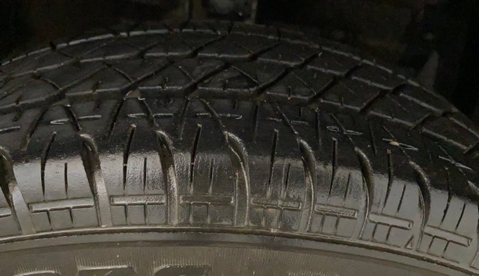 2017 Maruti Swift LXI (O), Petrol, Manual, 46,024 km, Right Front Tyre Tread