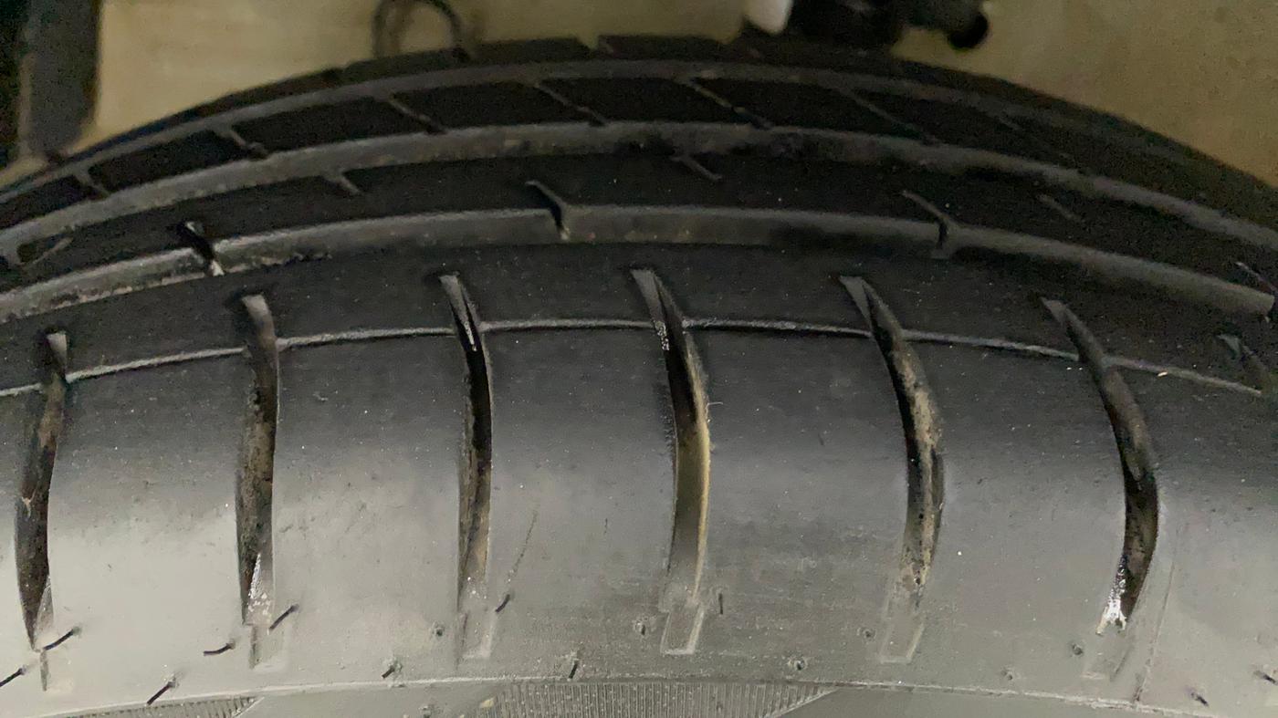2011 Maruti Swift LXI, Petrol, Manual, 42,637 km, Left Front Tyre Tread