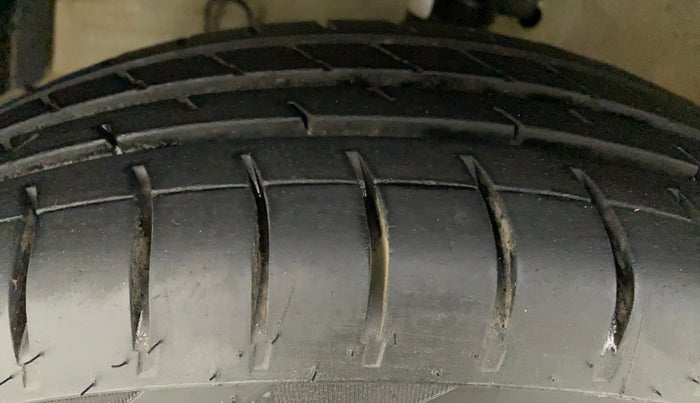 2011 Maruti Swift LXI, Petrol, Manual, 42,637 km, Left Front Tyre Tread