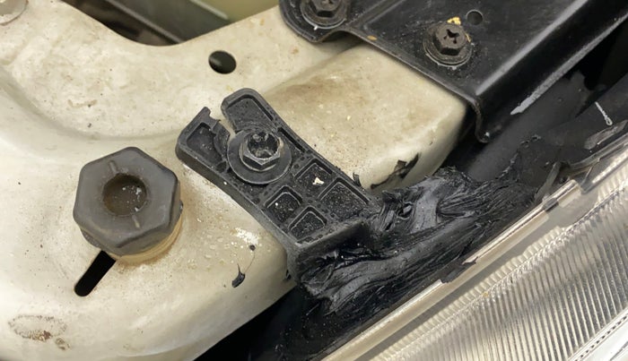 2011 Maruti Swift LXI, Petrol, Manual, 42,637 km, Left headlight - Clamp has minor damage