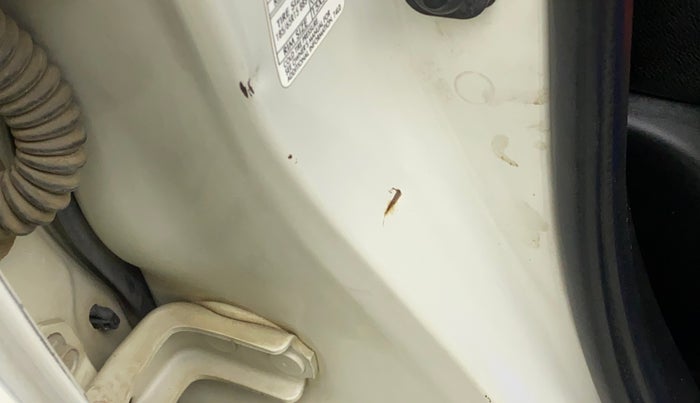 2011 Maruti Swift LXI, Petrol, Manual, 42,637 km, Right B pillar - Slightly rusted