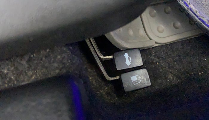 2011 Maruti Swift LXI, Petrol, Manual, 42,637 km, Lock system - Boot door not opening through lever