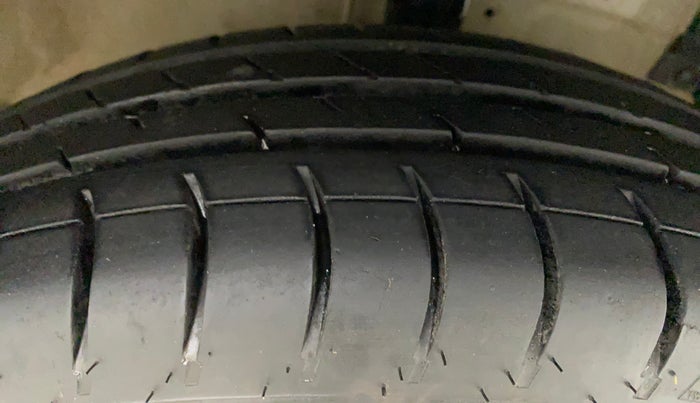 2011 Maruti Swift LXI, Petrol, Manual, 42,637 km, Right Front Tyre Tread