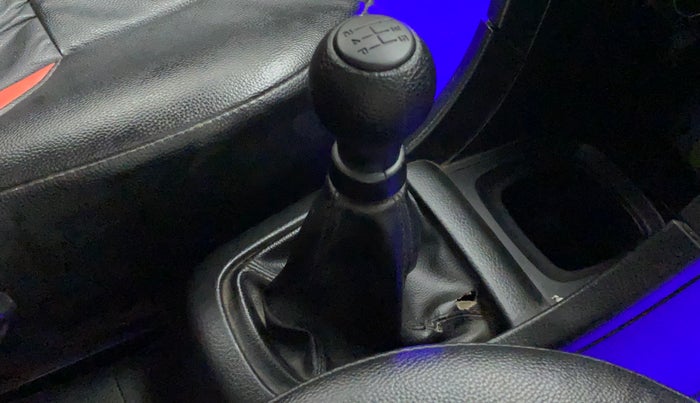 2011 Maruti Swift LXI, Petrol, Manual, 42,637 km, Gear lever - Boot cover slightly torn