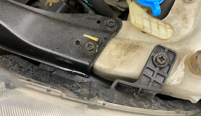 2011 Maruti Swift LXI, Petrol, Manual, 42,637 km, Right headlight - Clamp has minor damage