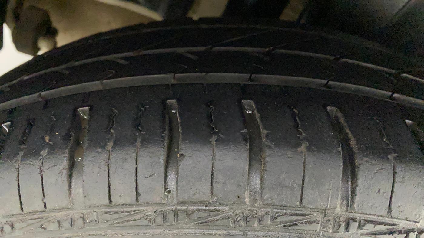 2011 Maruti Swift LXI, Petrol, Manual, 42,637 km, Right Rear Tyre Tread