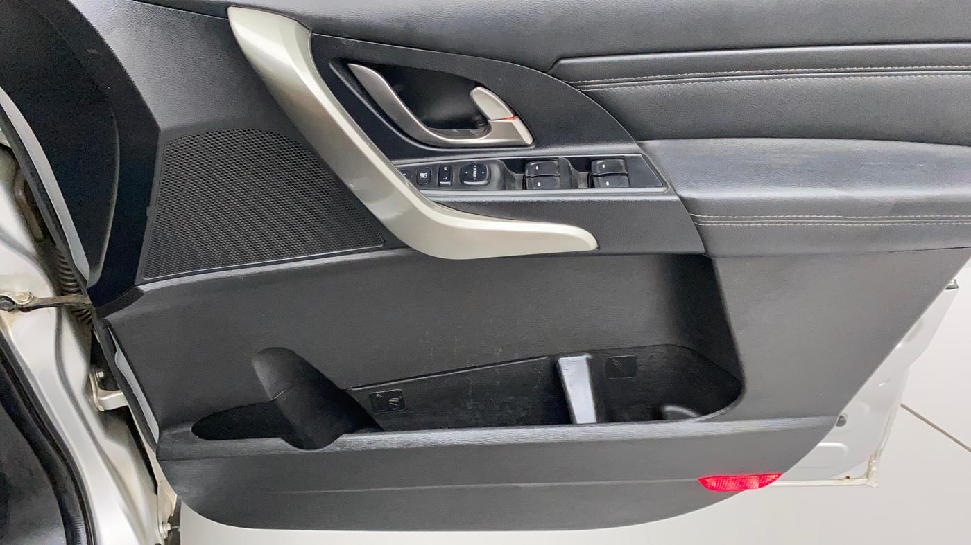 2018 Mahindra XUV500 W11 AT, Diesel, Automatic, 52,928 km, Driver Side Door Panels Control