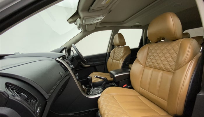 2018 Mahindra XUV500 W11 AT, Diesel, Automatic, 52,928 km, Right Side Front Door Cabin