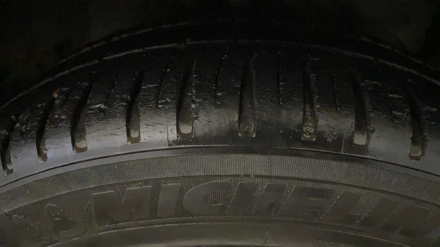2015 Ford Figo Aspire TITANIUM 1.5 PETROL AT, Petrol, Automatic, 61,786 km, Right Front Tyre Tread