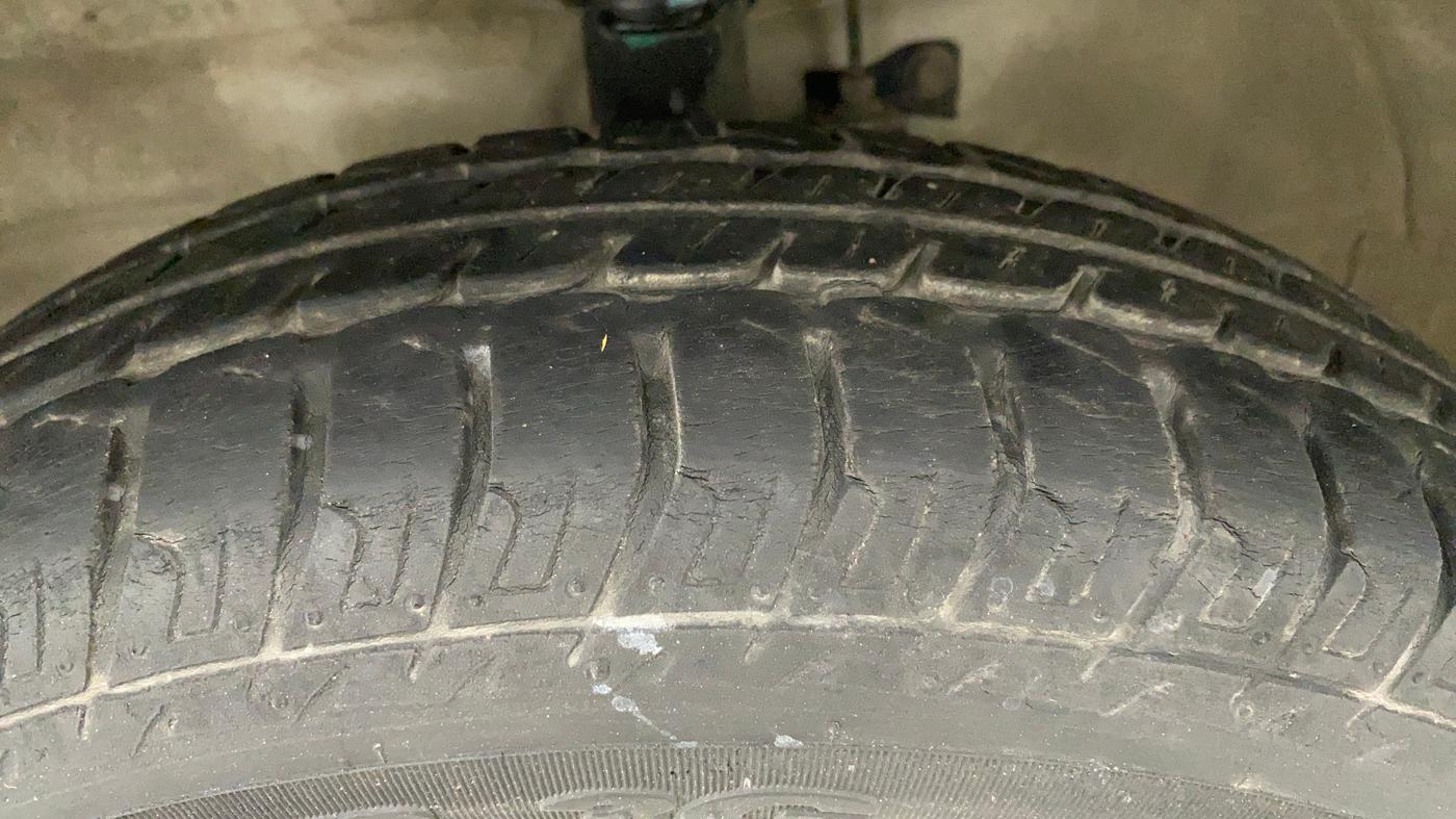 2013 Maruti Wagon R 1.0 LXI, Petrol, Manual, 25,232 km, Left Front Tyre Tread